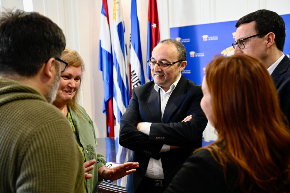 Conversación de autoridades en el lanzamiento del Fidae.