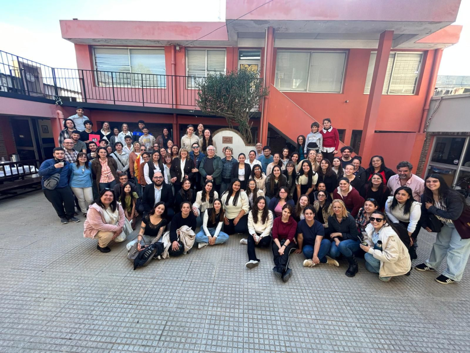 primer Coloquio de Educación para la PAZ Fotografía grupal en un espacio abierto