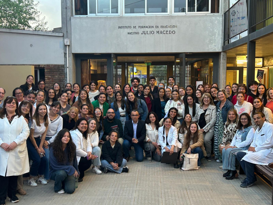 primer Coloquio de Educación para la PAZ Fotografía grupal en un espacio abierto