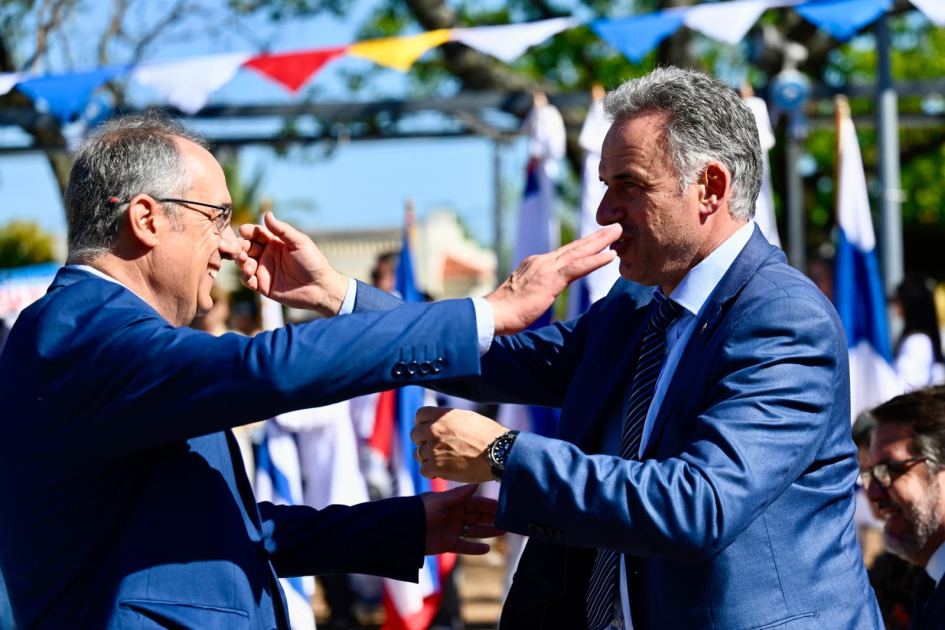 Saludo del Presidente Orsi y el Ministro Mahía. 