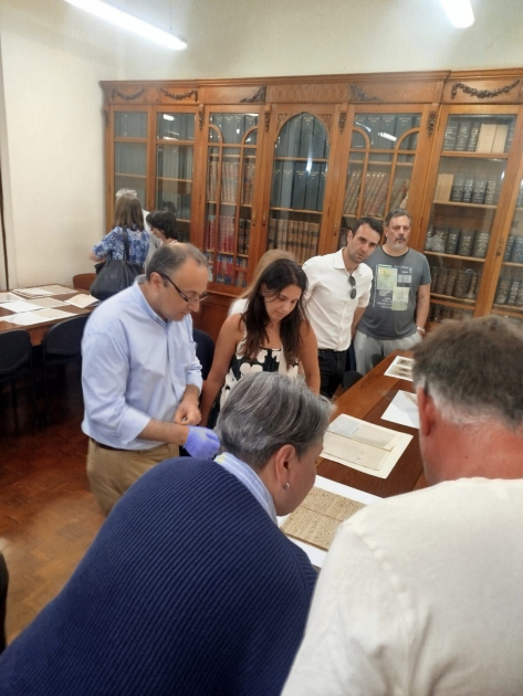 Visitantes en la sala de consultas en el Archivo General de la Nación