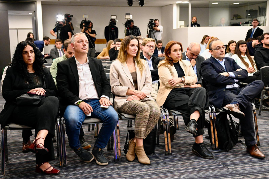 Presentación del proceso de transformación de la Biblioteca Nacional. Personas sentadas mirando la presentación.