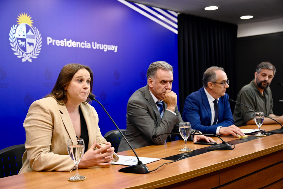 Presentación del proceso de transformación de la Biblioteca Nacional. Personas en mesa hablando al público.