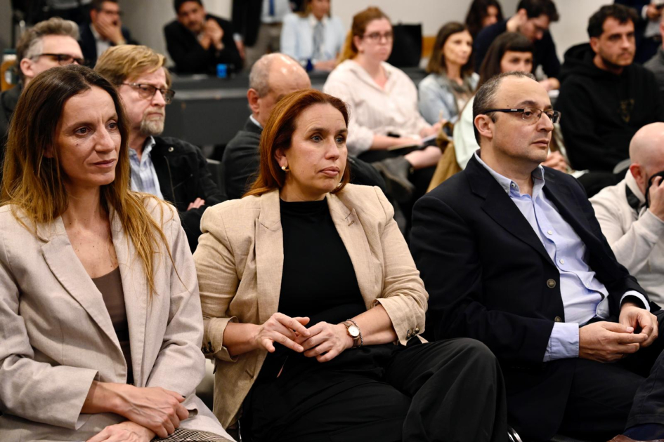 Presentación del proceso de transformación de la Biblioteca Nacional. Personas sentadas mirando la presentación.