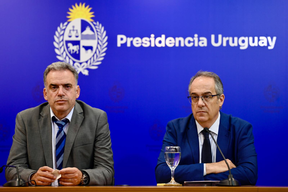Presentación del proceso de transformación de la Biblioteca Nacional. Personas en mesa hablando al público.
