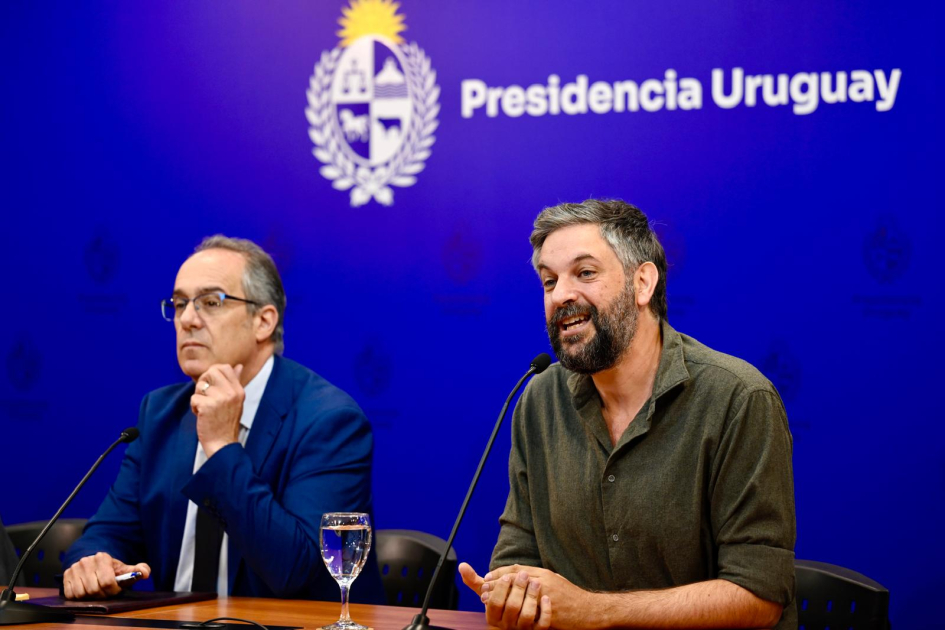 Presentación del proceso de transformación de la Biblioteca Nacional. Personas en mesa hablando al público.