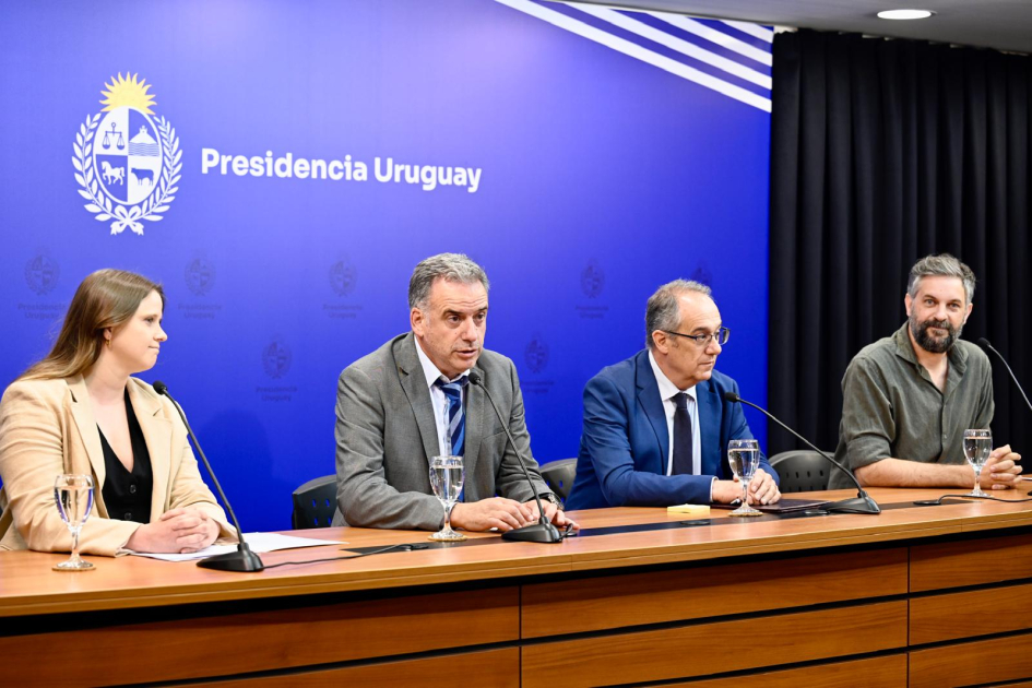 Presentación del proceso de transformación de la Biblioteca Nacional. Personas en mesa hablando al público.