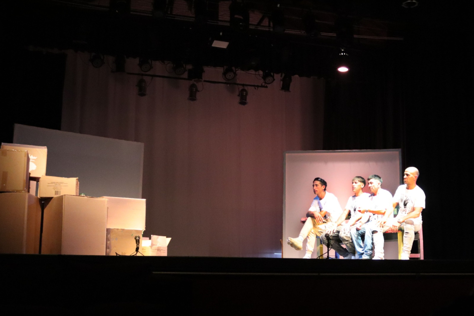 Arte, educación y comunidad: presentación de la obra “Qué quilombo” en Colonia Personas actuando