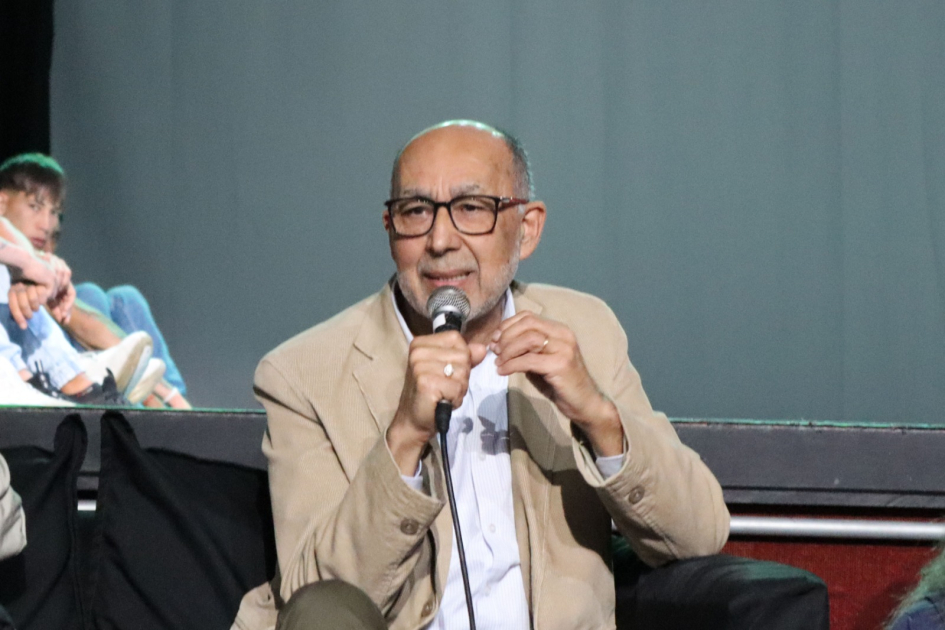 Arte, educación y comunidad: presentación de la obra “Qué quilombo” en Colonia Persona hablando en un teatro