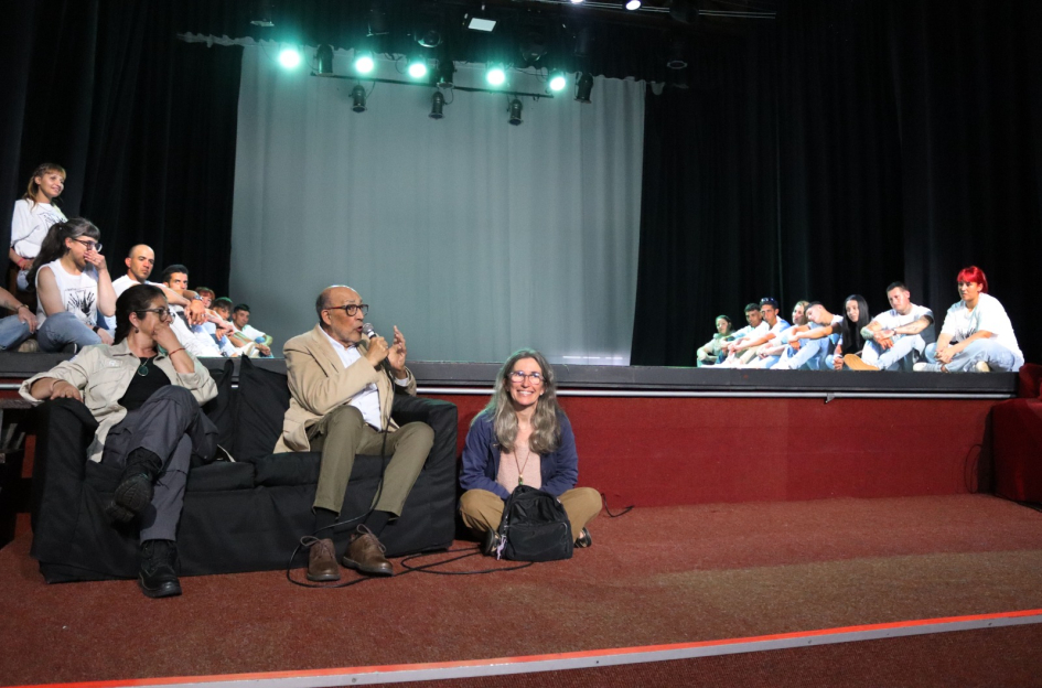 Arte, educación y comunidad: presentación de la obra “Qué quilombo” en Colonia Personas hablando en un teatro