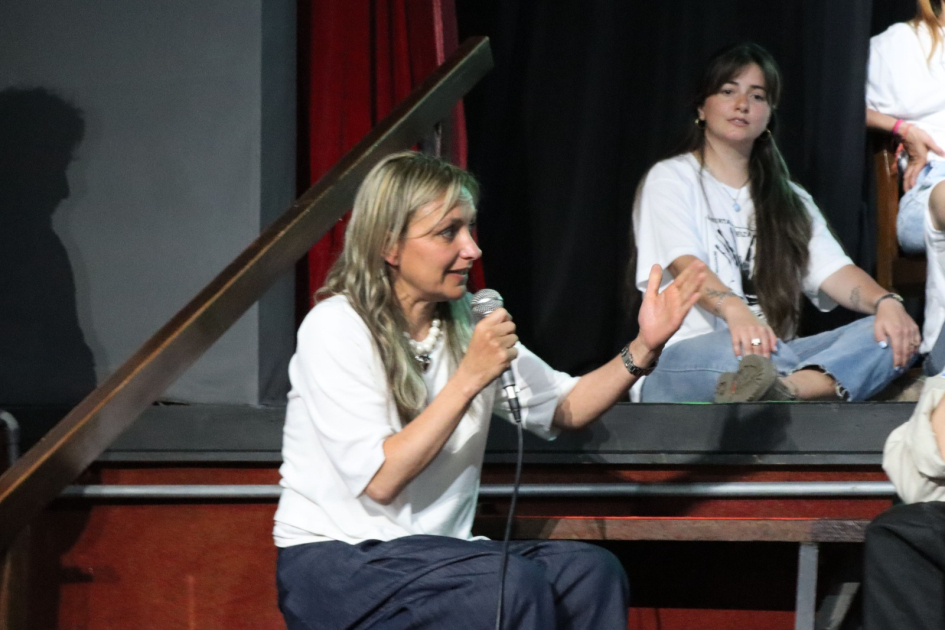 Arte, educación y comunidad: presentación de la obra “Qué quilombo” en Colonia Persona hablando en un teatro