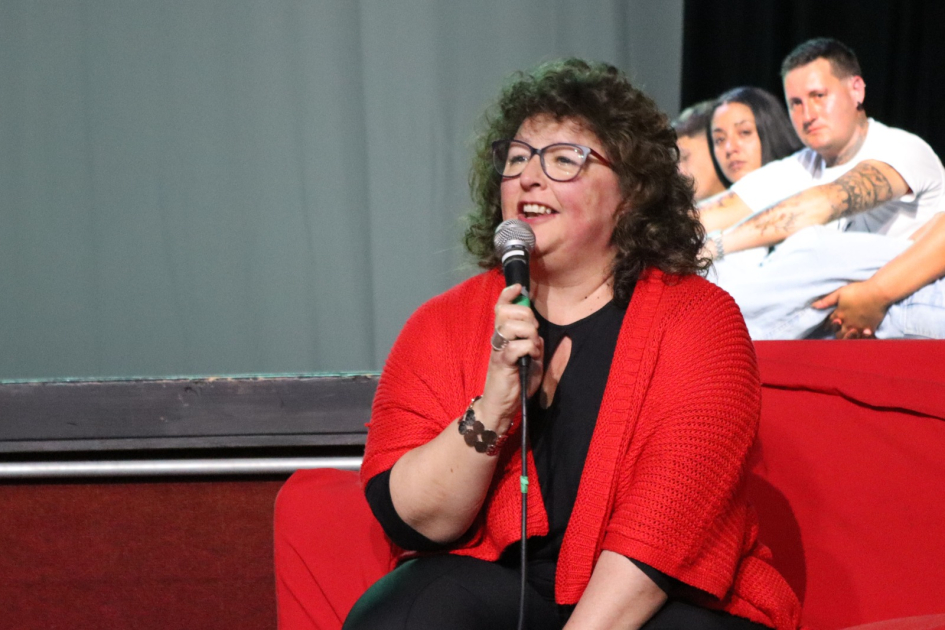 Arte, educación y comunidad: presentación de la obra “Qué quilombo” en Colonia Persona hablando en un teatro