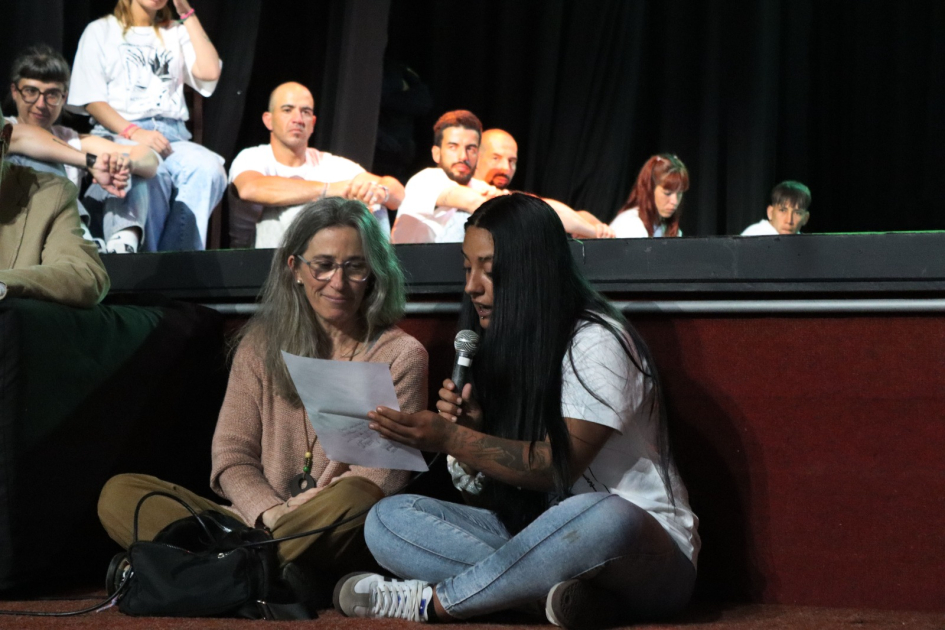 Arte, educación y comunidad: presentación de la obra “Qué quilombo” en Colonia Dos personas leyendo