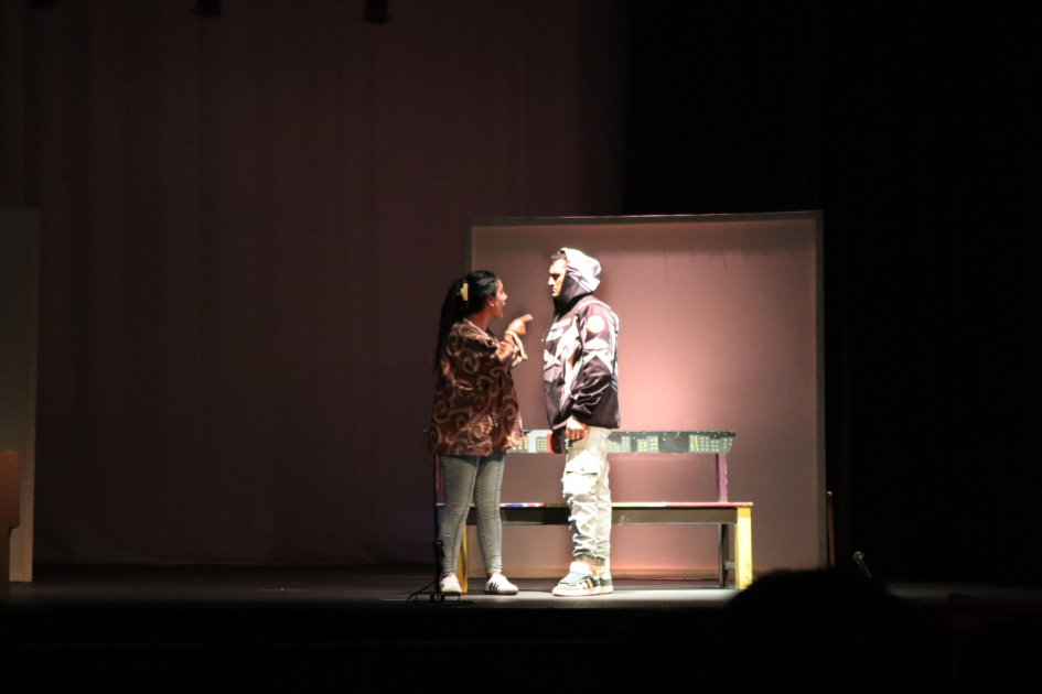 Arte, educación y comunidad: presentación de la obra “Qué quilombo” en Colonia Personas actuando