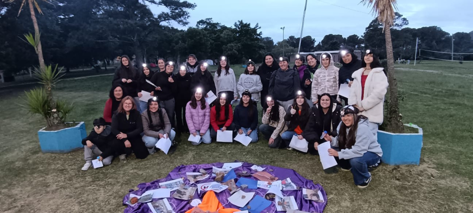 Grupo de niñas y adolescentes junto a científicas y referentes