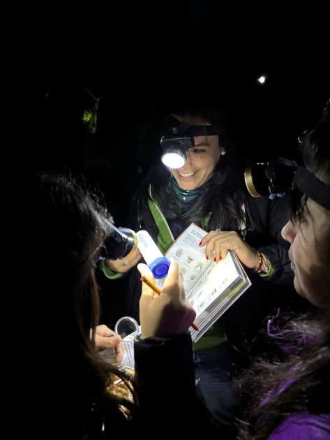 Mariana Trillo, del Departamento de Biodiversidad y Genética, junto a las niñas participantes