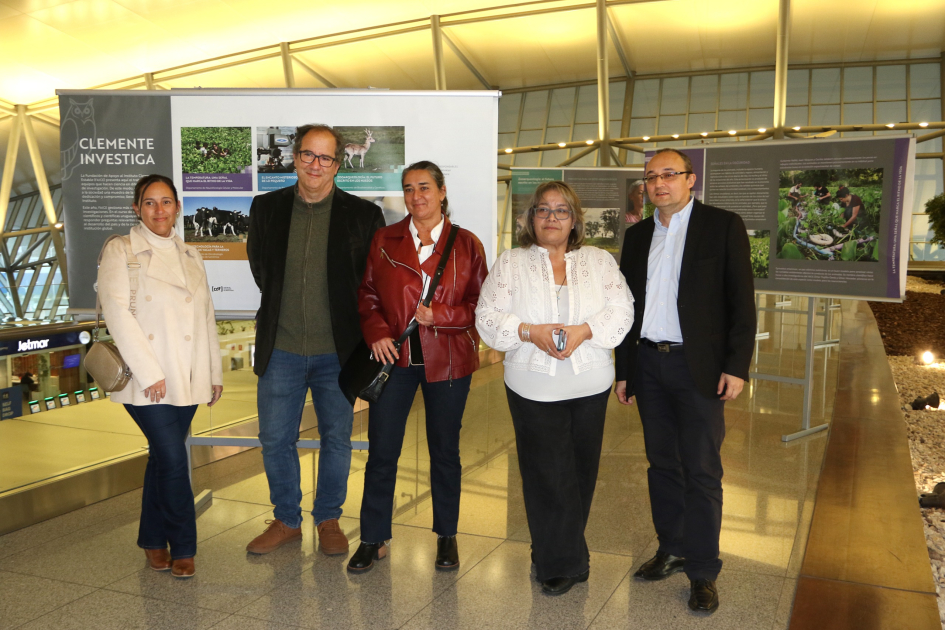 Integrantes del Consejo Directivo del IIBCE junto a Carlos Varela, director gral. de Secretaría MEC