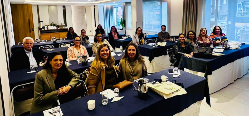 Autoridades, especialistas y docentes participando del encuentro