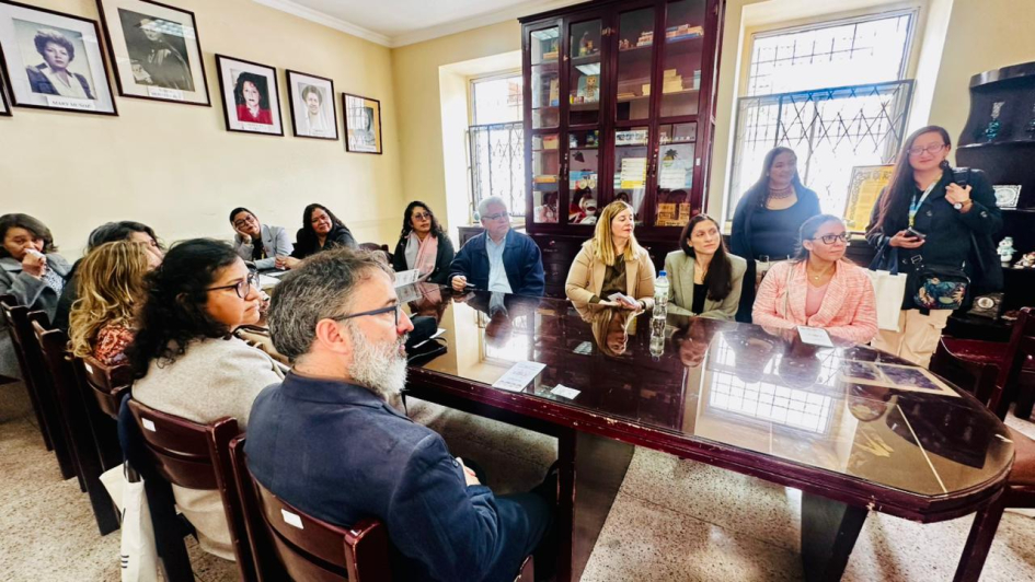 Autoridades, especialistas y docentes participando del encuentro