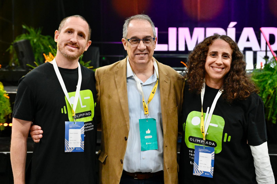 Olimpíada de Robótica, Programación y Videojuegos. Personas posan para foto.