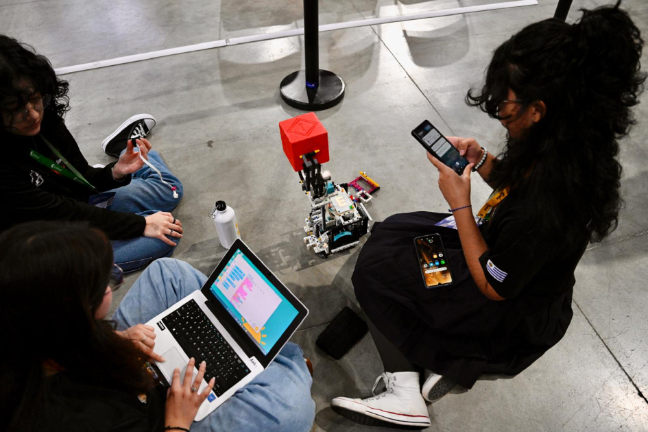 Olimpíada de Robótica, Programación y Videojuegos. Niños haciendo robótica.
