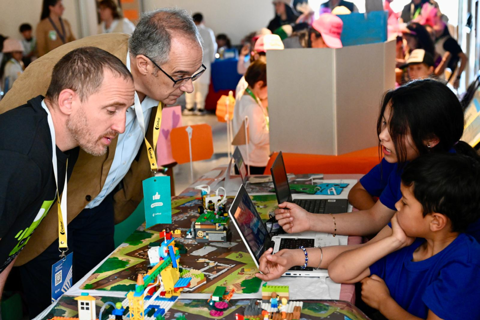Olimpíada de Robótica, Programación y Videojuegos. Personas mirando un stand.
