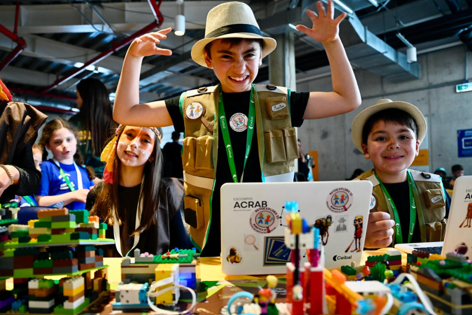Olimpíada de Robótica, Programación y Videojuegos. Niñas y niños en un stand.