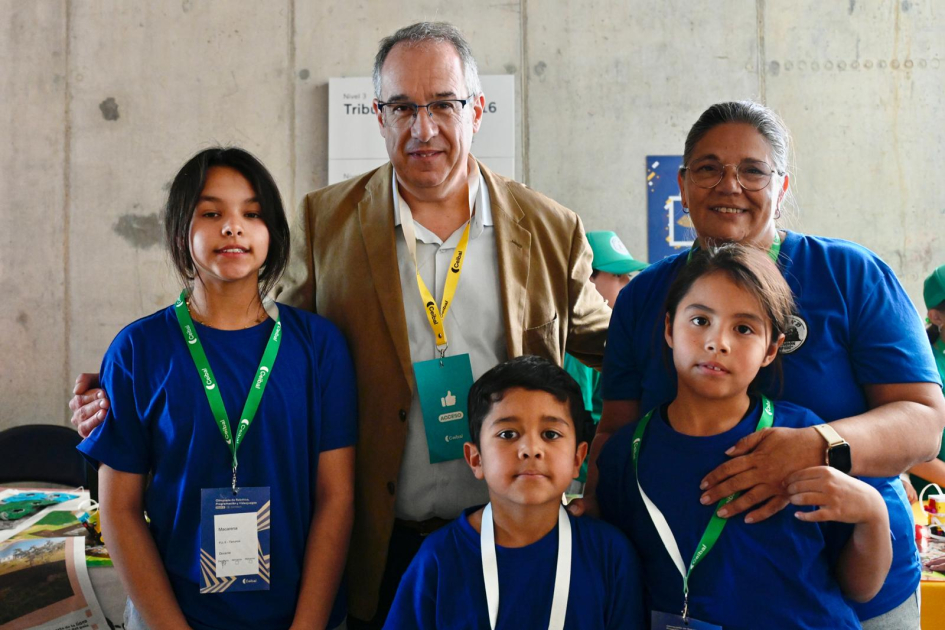 Olimpíada de Robótica, Programación y Videojuegos. Personas posan para foto.