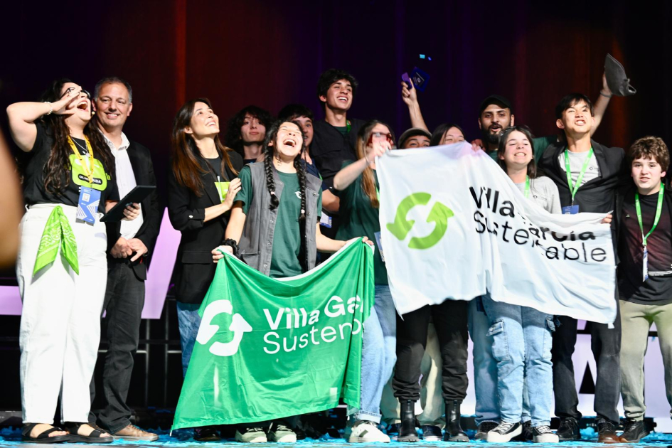 Olimpíada de Robótica, Programación y Videojuegos. Jóvenes premiados en el escenario.