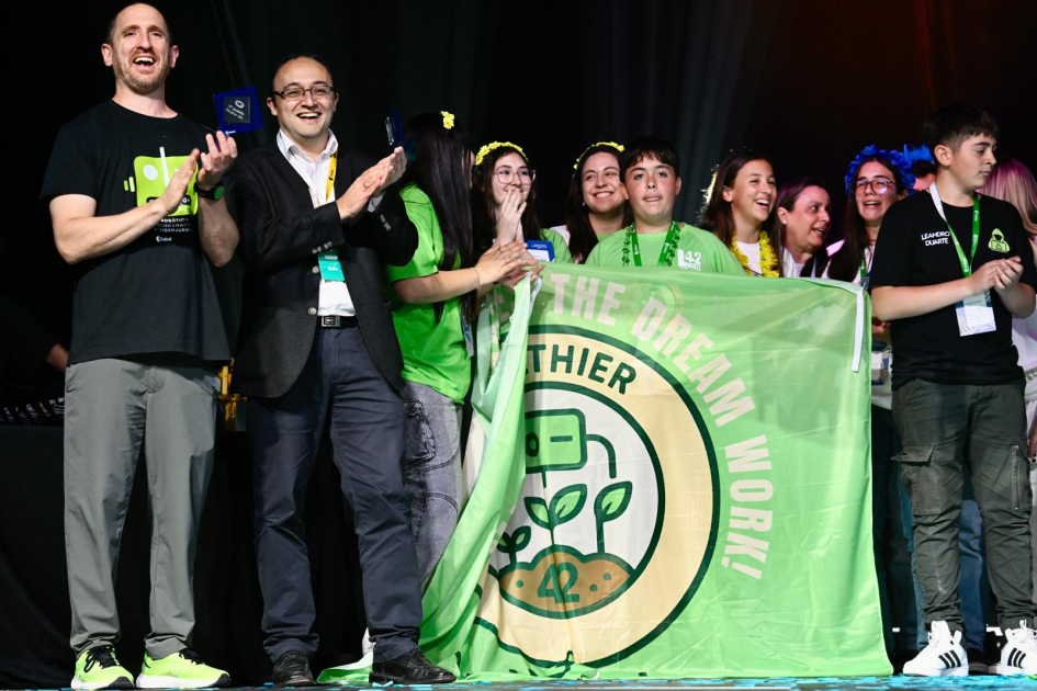 Olimpíada de Robótica, Programación y Videojuegos. Jóvenes premiados en el escenario.