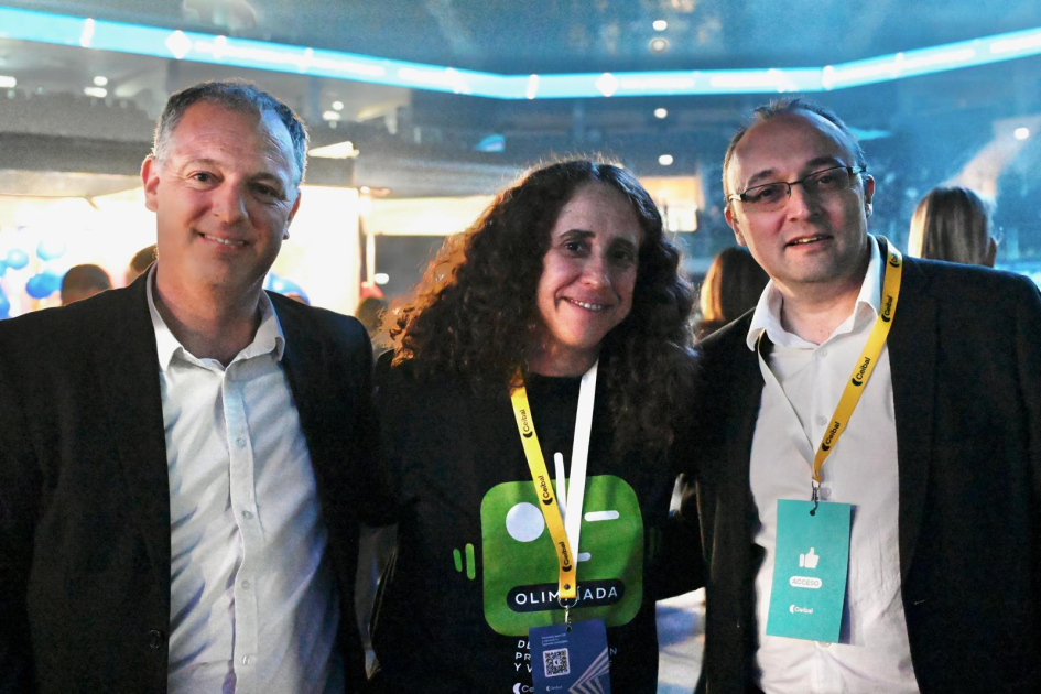 Olimpíada de Robótica, Programación y Videojuegos. Personas posan para foto.