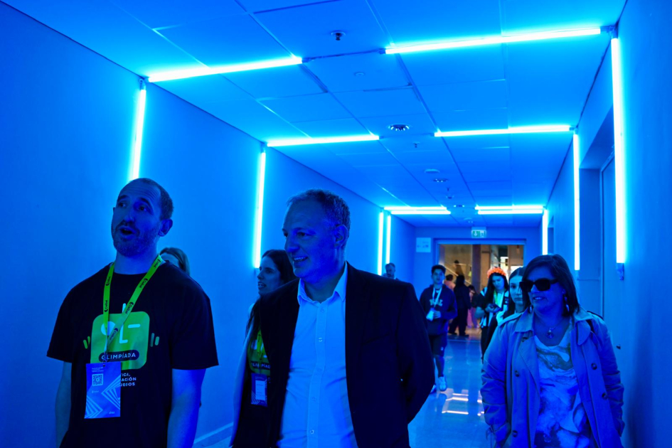 Olimpíada de Robótica, Programación y Videojuegos. Personas recorren los stands.