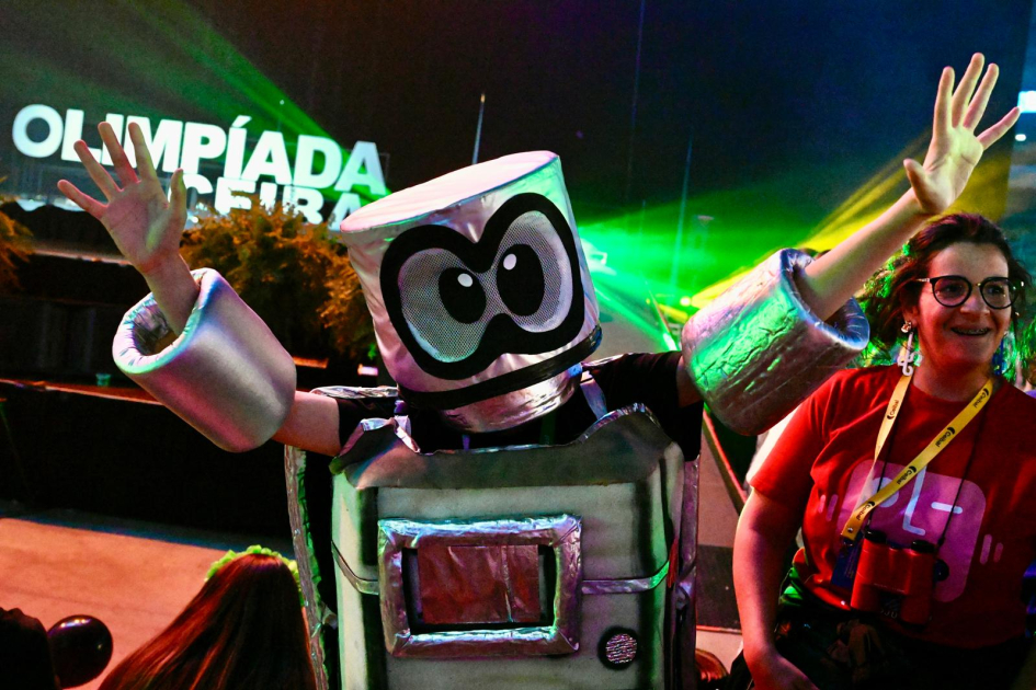 Olimpíada de Robótica, Programación y Videojuegos. Persona disfrazada de robot.