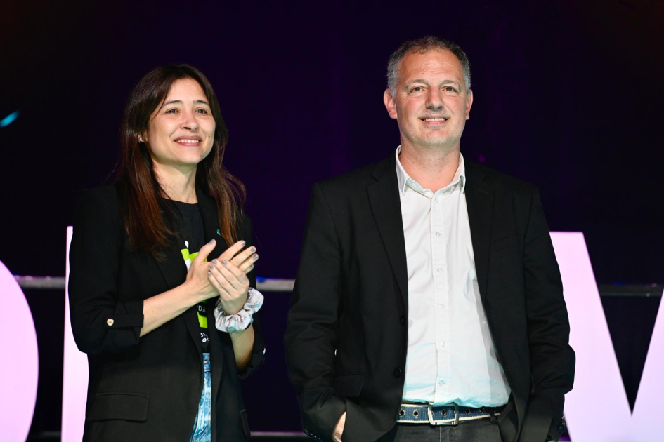 Olimpíada de Robótica, Programación y Videojuegos. Autoridades sobre el escenario.