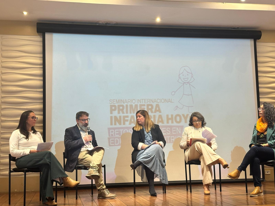 Autoridades, especialistas y docentes participando del encuentro