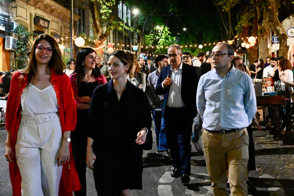 La Noche de las Librerías llenó de arte y cultura las calles de todo el país. Autoridades caminando por la calle.