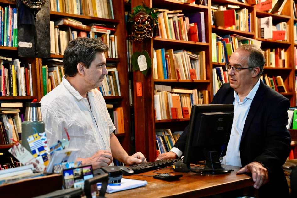 La Noche de las Librerías llenó de arte y cultura las calles de todo el país. Personas conversando en una librería.