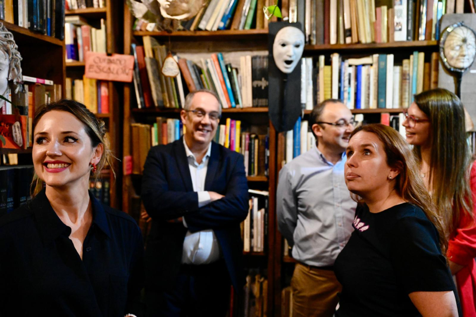 La Noche de las Librerías llenó de arte y cultura las calles de todo el país. Personas recorriendo una librería.