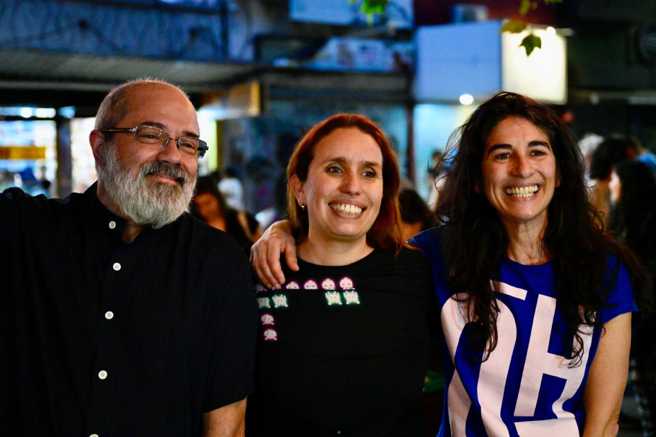 La Noche de las Librerías llenó de arte y cultura las calles de todo el país. Personas posan para foto.