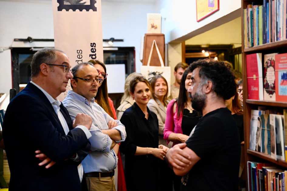 La Noche de las Librerías llenó de arte y cultura las calles de todo el país. Personas recorriendo una librería.