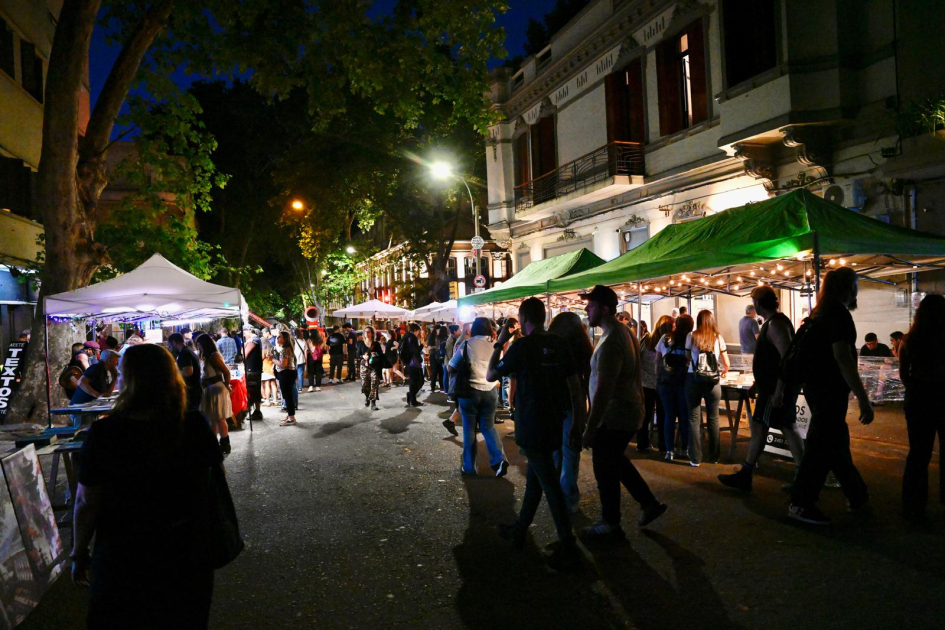 La Noche de las Librerías llenó de arte y cultura las calles de todo el país. Plano general de personas caminando en la calle.