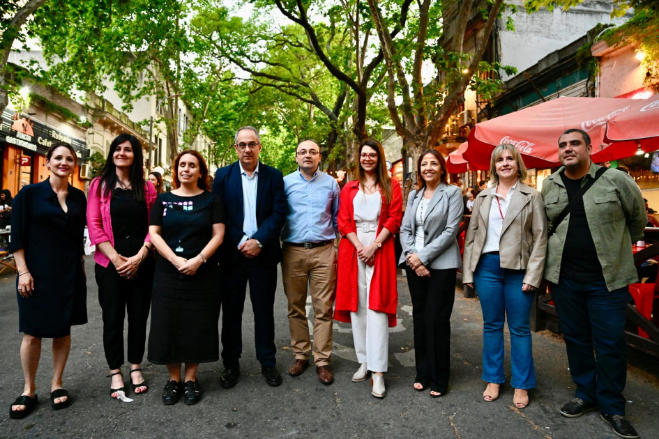 La Noche de las Librerías llenó de arte y cultura las calles de todo el país. Personas posando para foto