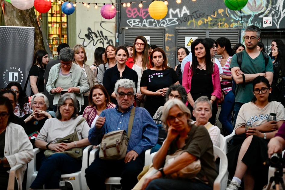 La Noche de las Librerías llenó de arte y cultura las calles de todo el país. Personas sentadas en sillas y paradas.
