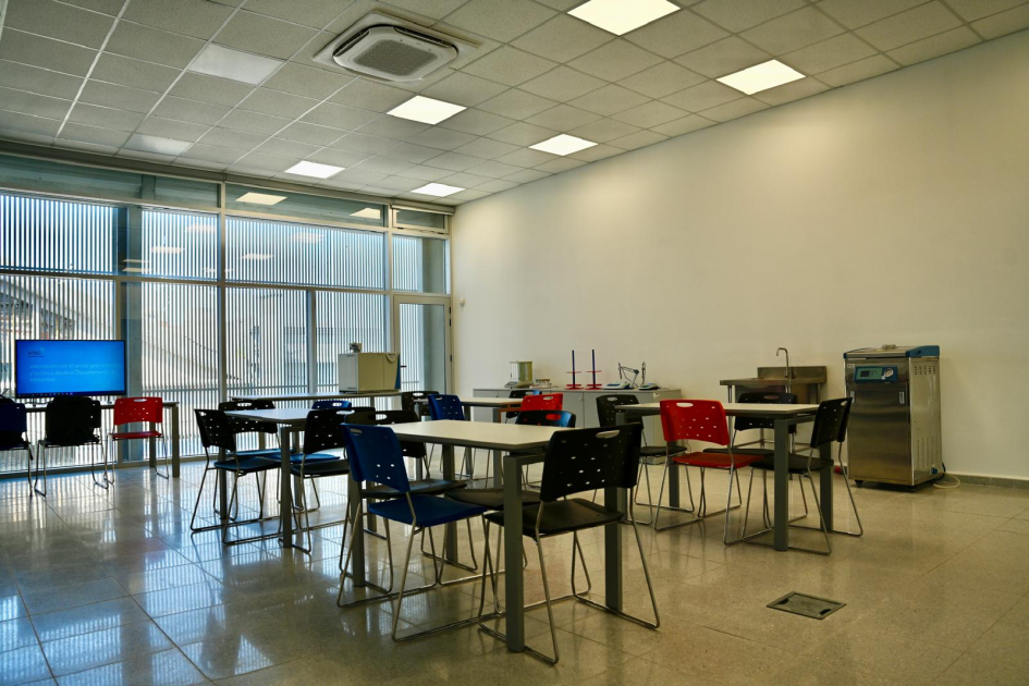 Nueva sede del Instituto Tecnológico Regional Este de la UTEC. Plano general de un salón de clase.