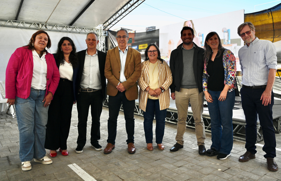 Nueva sede del Instituto Tecnológico Regional Este de la UTEC. Autoridades del MEC posan para foto.