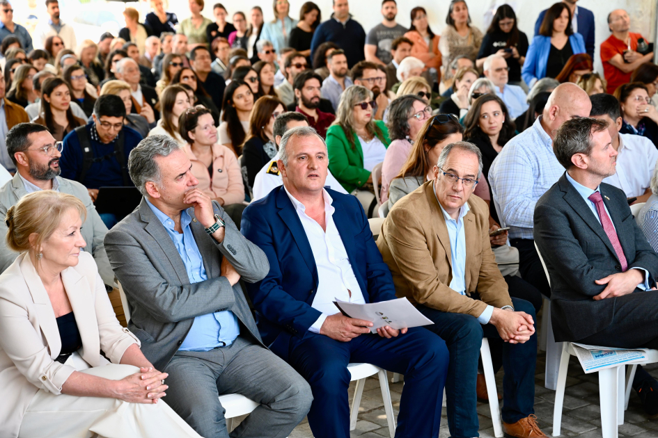 Nueva sede del Instituto Tecnológico Regional Este de la UTEC. Personas en sillas mirando la inauguración.