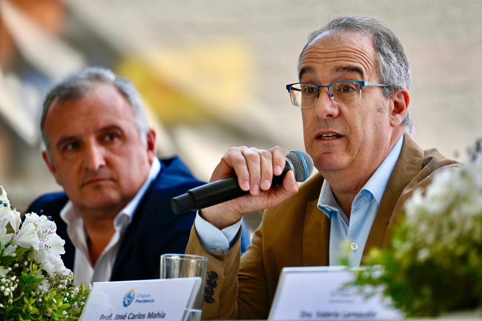 Nueva sede del Instituto Tecnológico Regional Este de la UTEC. Ministro habla al público.