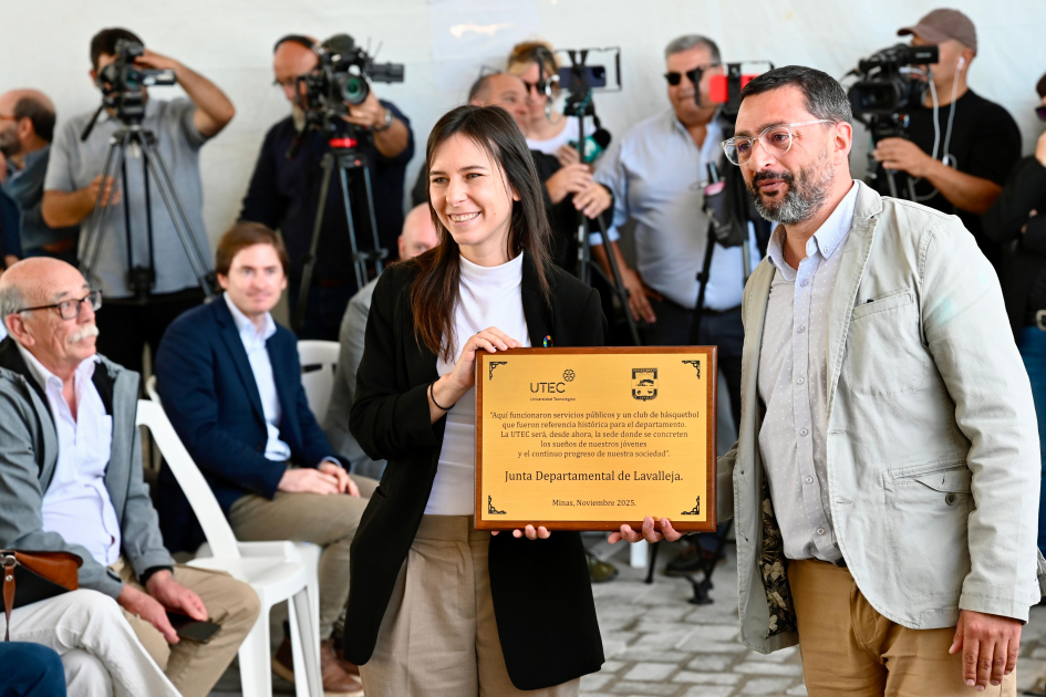 Nueva sede del Instituto Tecnológico Regional Este de la UTEC. Persona mostrando una placa conmemorativa.