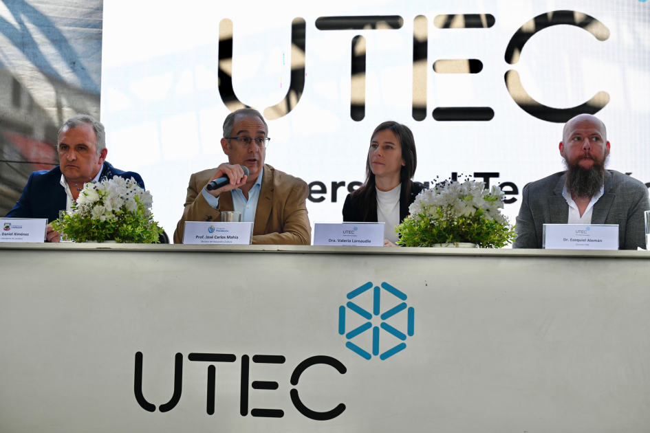 Nueva sede del Instituto Tecnológico Regional Este de la UTEC. Plano general de mesa de autoridades.