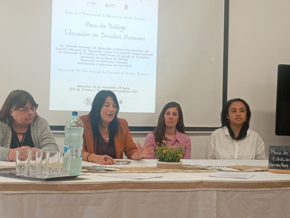 Hacia un segundo Plan Nacional de Educación en Derechos Humanos Personas exponiendo